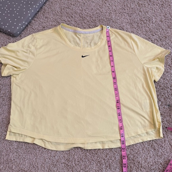 Nike Logo Crop Relaxed Dri-Fit Tee - Picture 4 of 6